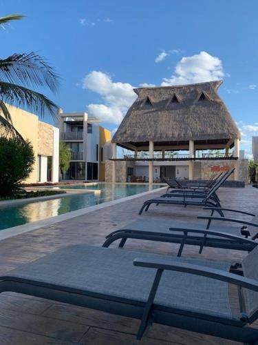 Telchac Villa de 3 pisos con club playa in Telchac Puerto, Mexico