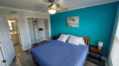2 Blocks from the beach! - Top floor condo in Jacksonville Beach, USA