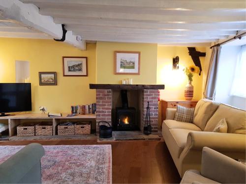 Cruck Cottage - Gorgeous 300 Year Old Cottage Mins from North Yorkshire Moors, Steam Trains and Picturesque Pickering