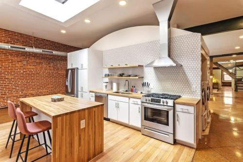 Spacious Retreat w Private Roof Deck Walkable to ALL