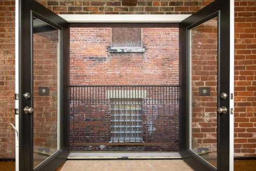 Spacious Retreat w Private Roof Deck Walkable to ALL