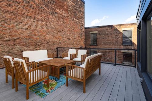 Spacious Retreat w Private Roof Deck Walkable to ALL