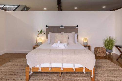 Deluxe 3BR Loft Walkable to Everything Downtown