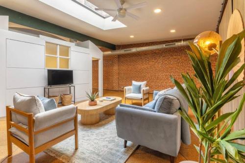 Deluxe 3BR Loft Walkable to Everything Downtown