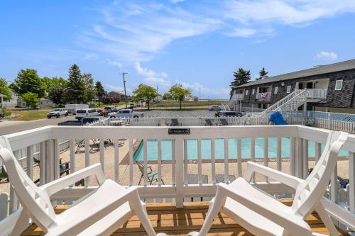 Queen Suite with Pool View