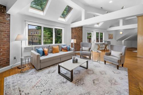 Hyde Park Penthouse with Private Patio in Cincinnati, USA