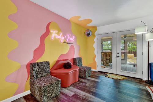 Eclectic Fun Haus with Hot Tub - 3 Min Drive to Main