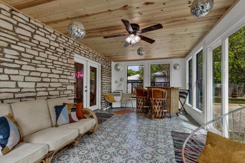 Eclectic Fun Haus with Hot Tub - 3 Min Drive to Main