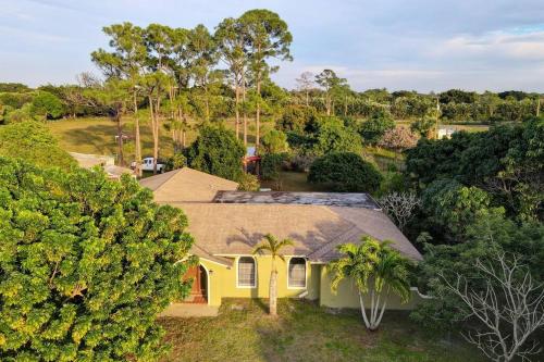 Ananda Farmhouse and Retreat. in Lake Worth, USA