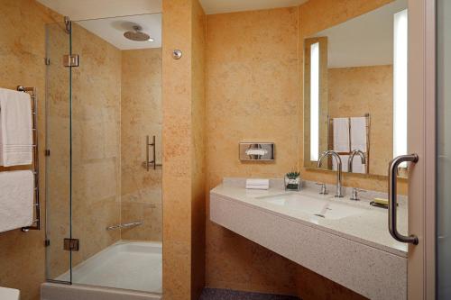 Superior Room, 2 Queen Beds with Balcony image 5