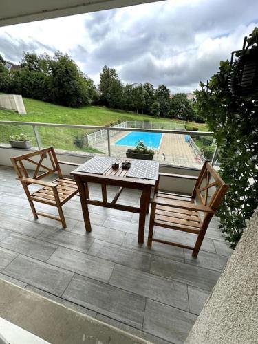 Appartement cosy avec balcon et piscine