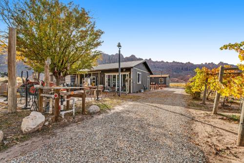 Spanish Valley Vineyard - Both homes in Moab, USA