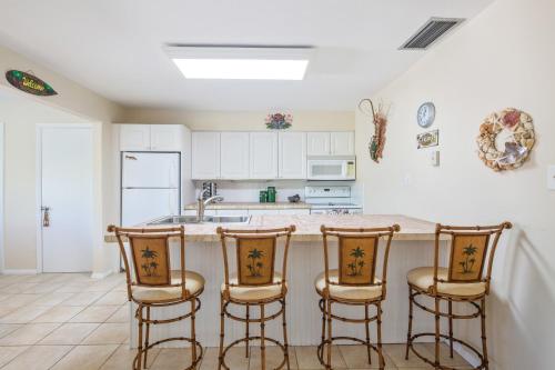 Lobster Lodge and Manatee Manor in Duck Key, USA