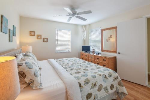Lobster Lodge and Manatee Manor in Duck Key, USA