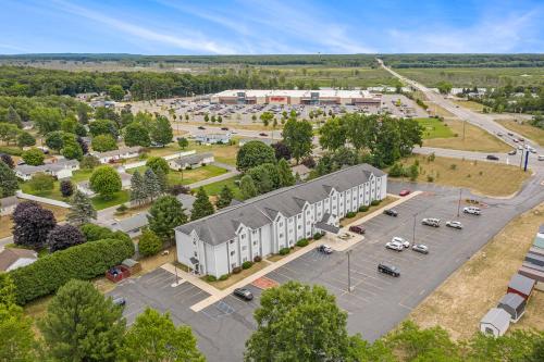 Microtel Inn and Suites Manistee - image 6