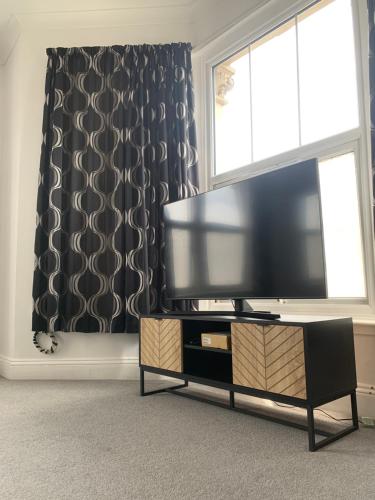 Stylish 91sqm Victoria 2 bedroom Apartment photo 3