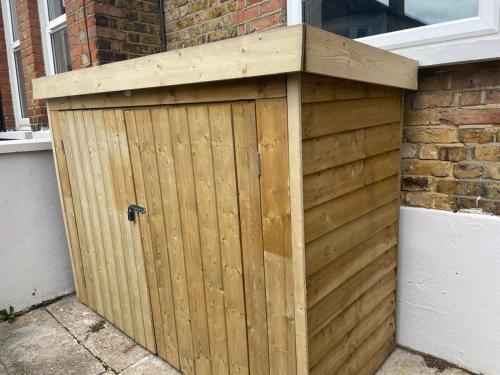 Cosy 1 Bed apartment with FREE PARKING close to Underground station zone 2 for quick access to Central London up to 5 guests