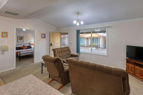 Comfort Inn Crystal Room Type - Suite with One Queen Bed, Three Single Beds