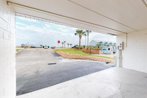 Treehouse Townhome – Pensacola Beach, FL