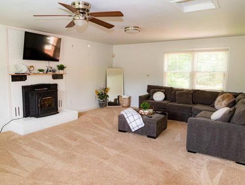 LUXURY BRICK HOUSE WITH GAME ROOM ON 1 ACRE LAND in Woodbridge, USA