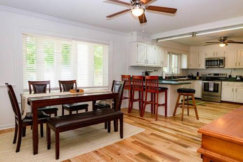 LUXURY BRICK HOUSE WITH GAME ROOM ON 1 ACRE LAND in Woodbridge, USA