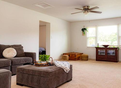 LUXURY BRICK HOUSE WITH GAME ROOM ON 1 ACRE LAND in Woodbridge, USA