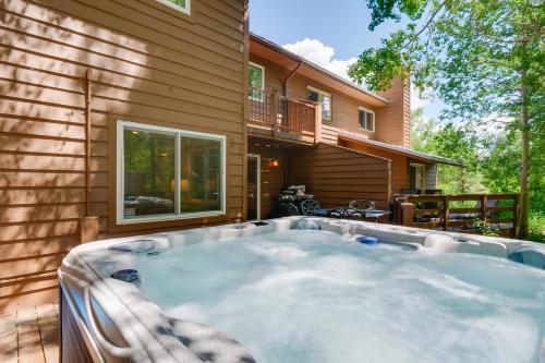 Family-Friendly Frisco Townhome with Deck and Hot Tub!
