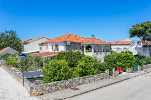 Apartments with a parking space Mirca Brac - 729