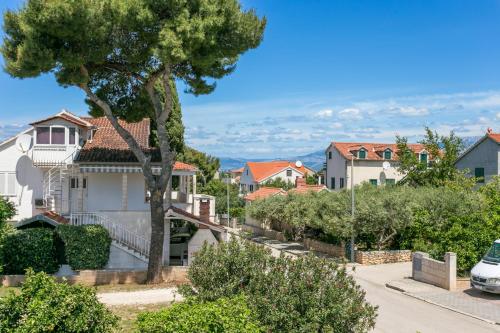 Apartments with parking space Mirca Brac - 729 - image 2