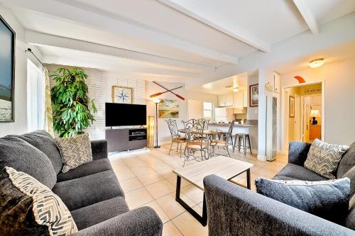 Nautical Newport Duplex Compound in Newport Beach, USA