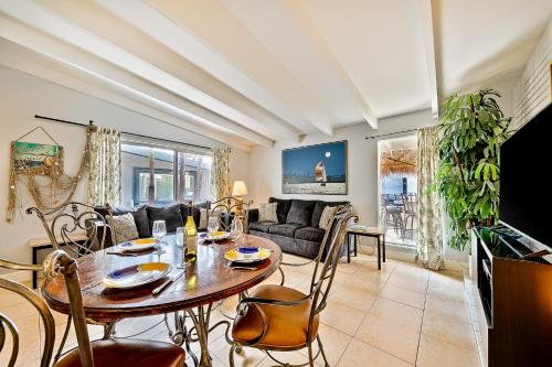 Nautical Newport Duplex Compound in Newport Beach, USA