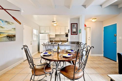 Nautical Newport Duplex Compound in Newport Beach, USA
