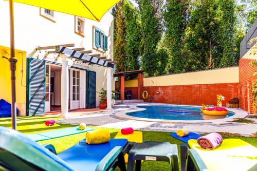 Jacuzzi, garden, pool & barbecue beach House, 15mn from Lisbon center gîte à louer Tercena
