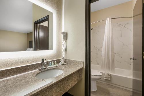 Quality Inn Commerce - image 8