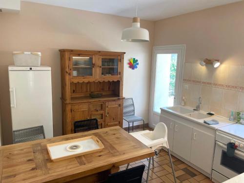 keuken, Gites au Château des Estubiers (Gites au Chateau des Estubiers) in Les Granges-Gontardes