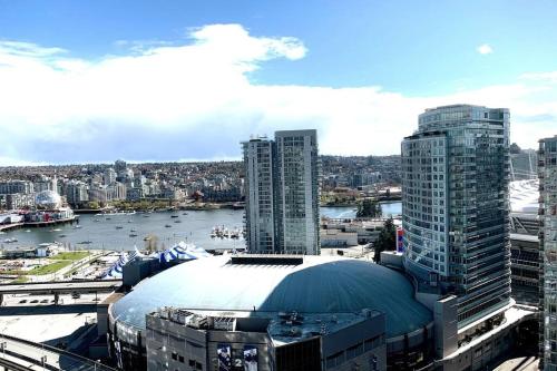 Downtown 3br/2ba+Views+Skytrain+Free Parking in Vancouver, Canada