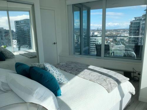 Downtown 3br/2ba+Views+Skytrain+Free Parking in Vancouver, Canada