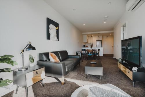 Central 1-Bed with Balcony, Rooftop BBQ & Parking