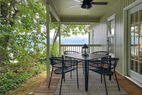 Graceful Swan Retreat in Lake Junaluska, USA