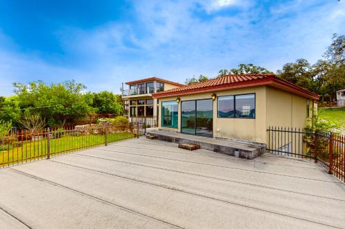 Blue Water Main and Guest House in Canyon Lake, USA