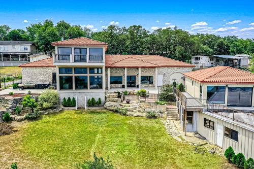 Blue Water Main and Guest House in Canyon Lake, USA
