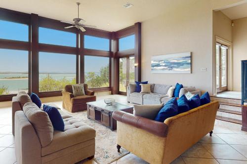 Blue Water Main and Guest House in Canyon Lake, USA