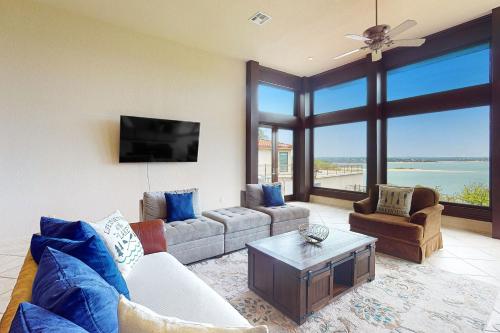 Blue Water Main and Guest House in Canyon Lake, USA