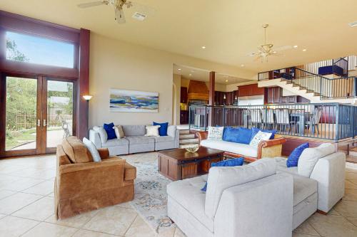 Blue Water Main and Guest House in Canyon Lake, USA