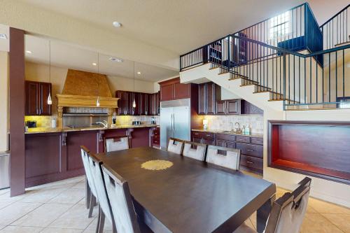 Blue Water Main and Guest House in Canyon Lake, USA