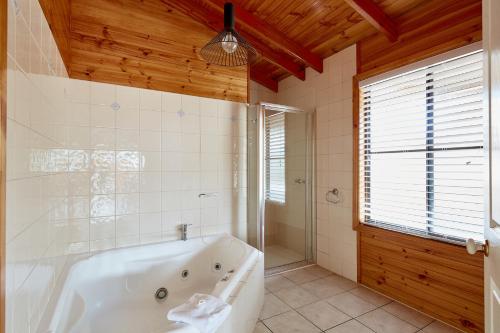 Anglesea Family Caravan Park Room Type - One-Bedroom Chalet