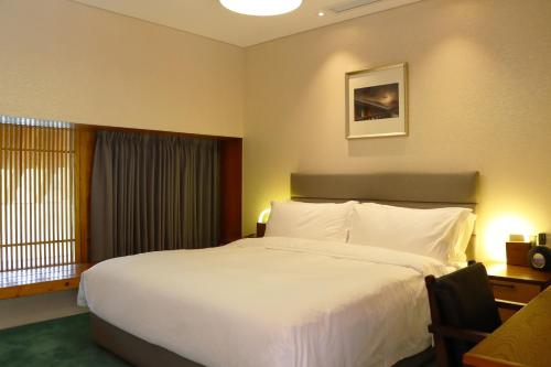 Three-Bedroom Villa image 4
