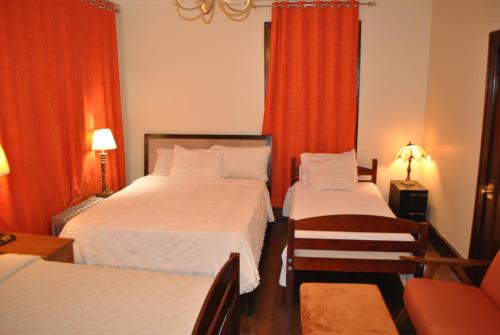 EWR AIRPORT Multilevel Guest House Room with 2-3 Beds in Newark, USA