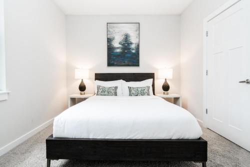 CozySuites Music Row Stunning 2BR -free parking 50 in Nashville, USA