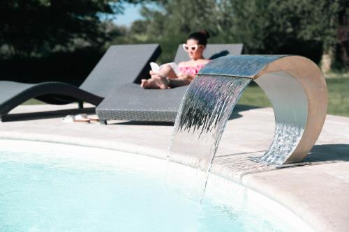 Mas du Versadou, dans un espace naturel protégé, piscine Chauffée, Spa et salle de jeux